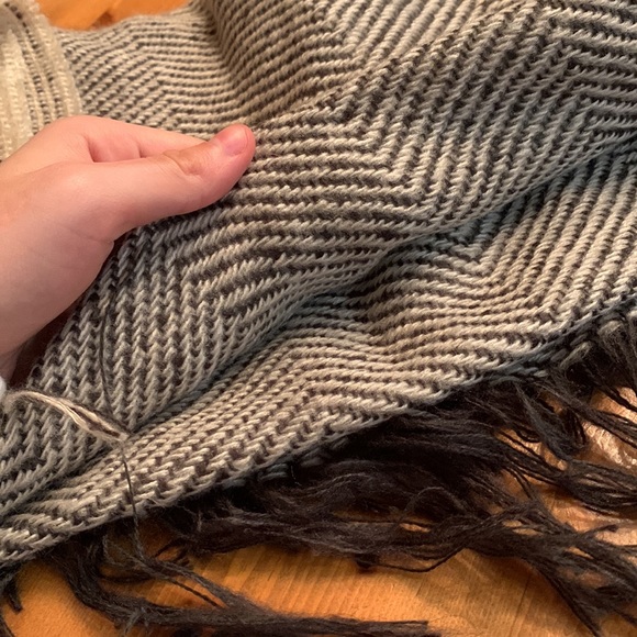 Loft thick gray and white scarf - Picture 4 of 5